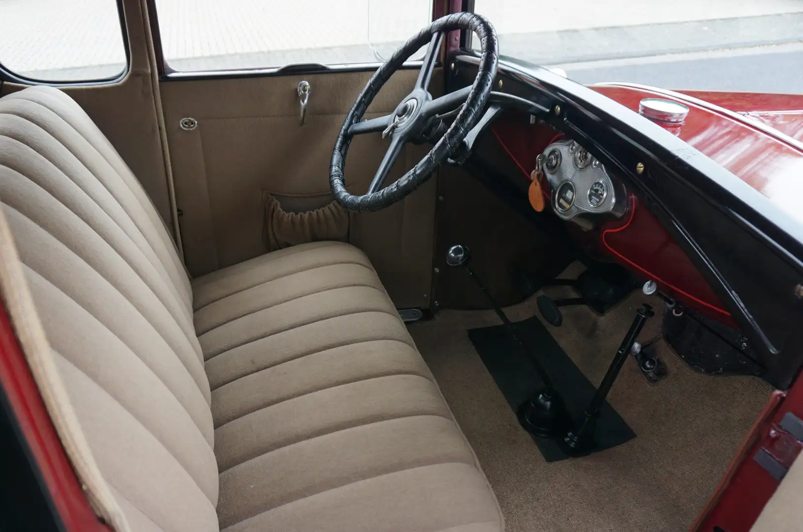 Oldtimer Ford Model A DeLuxe Coupe mit Schwiegermuttersitz! Rood - 2