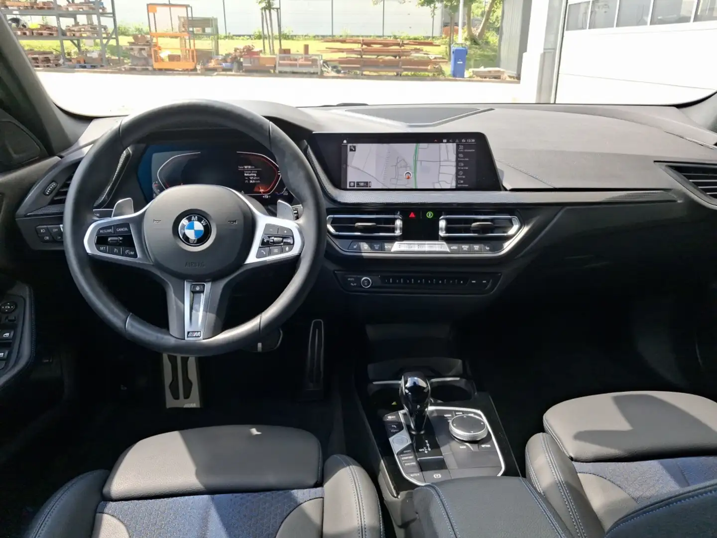 BMW 120 d xDr M Sport LED Navi HiFi ParAss Keyless Grau - 2