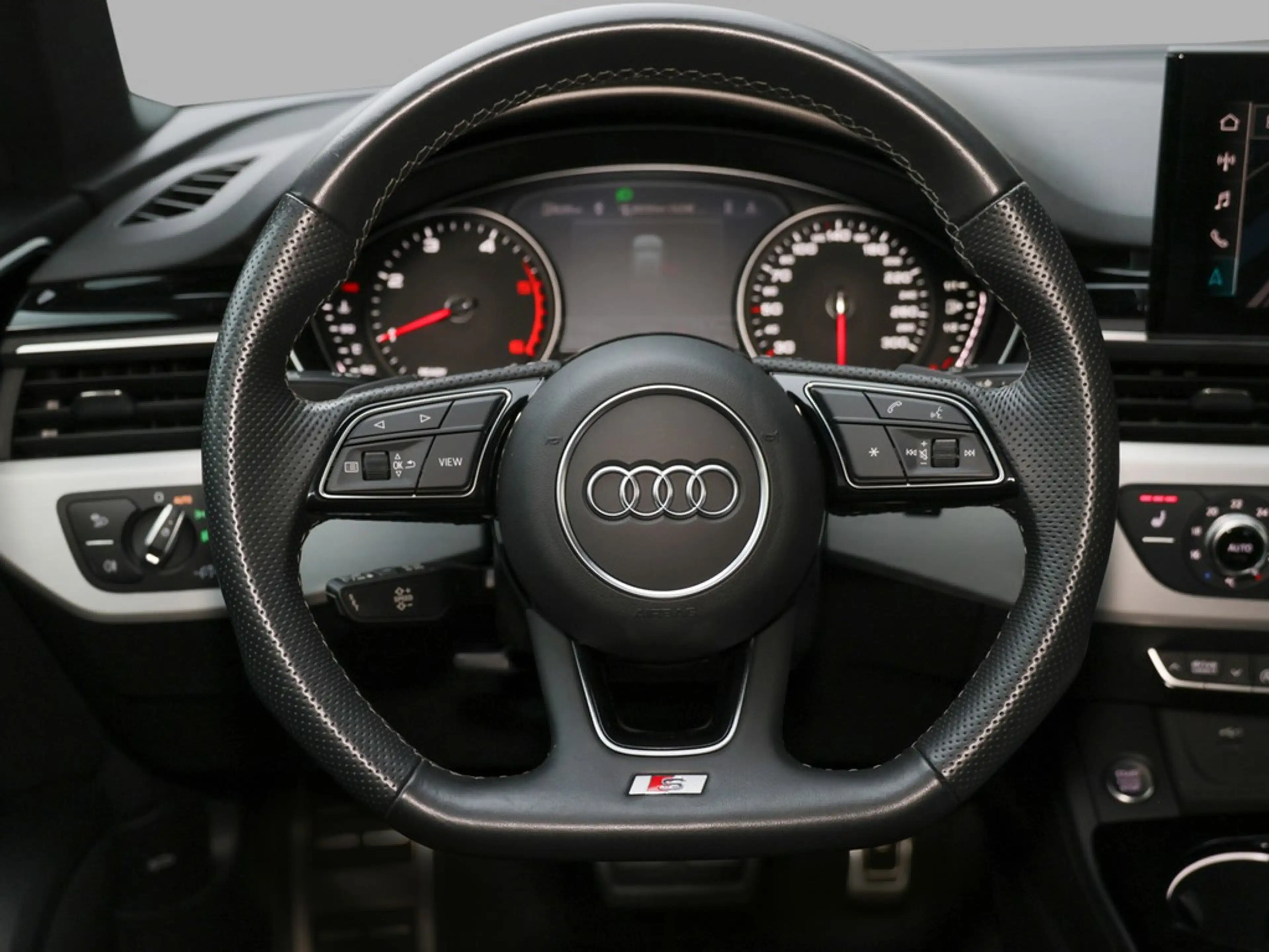 Audi A4 Avant 40 TDI S line — photo 18