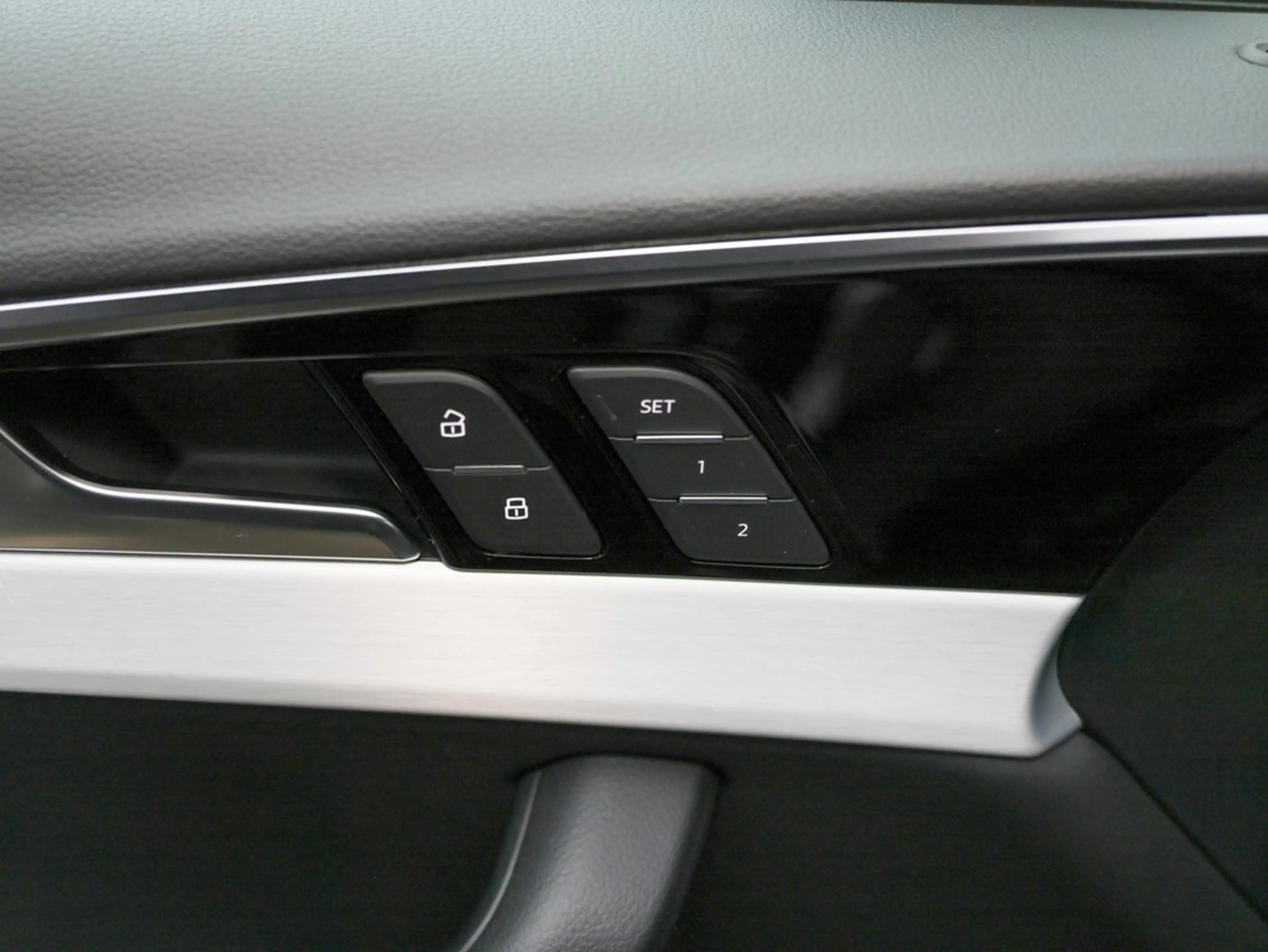 Audi A4 Avant 40 TDI S line — photo 10