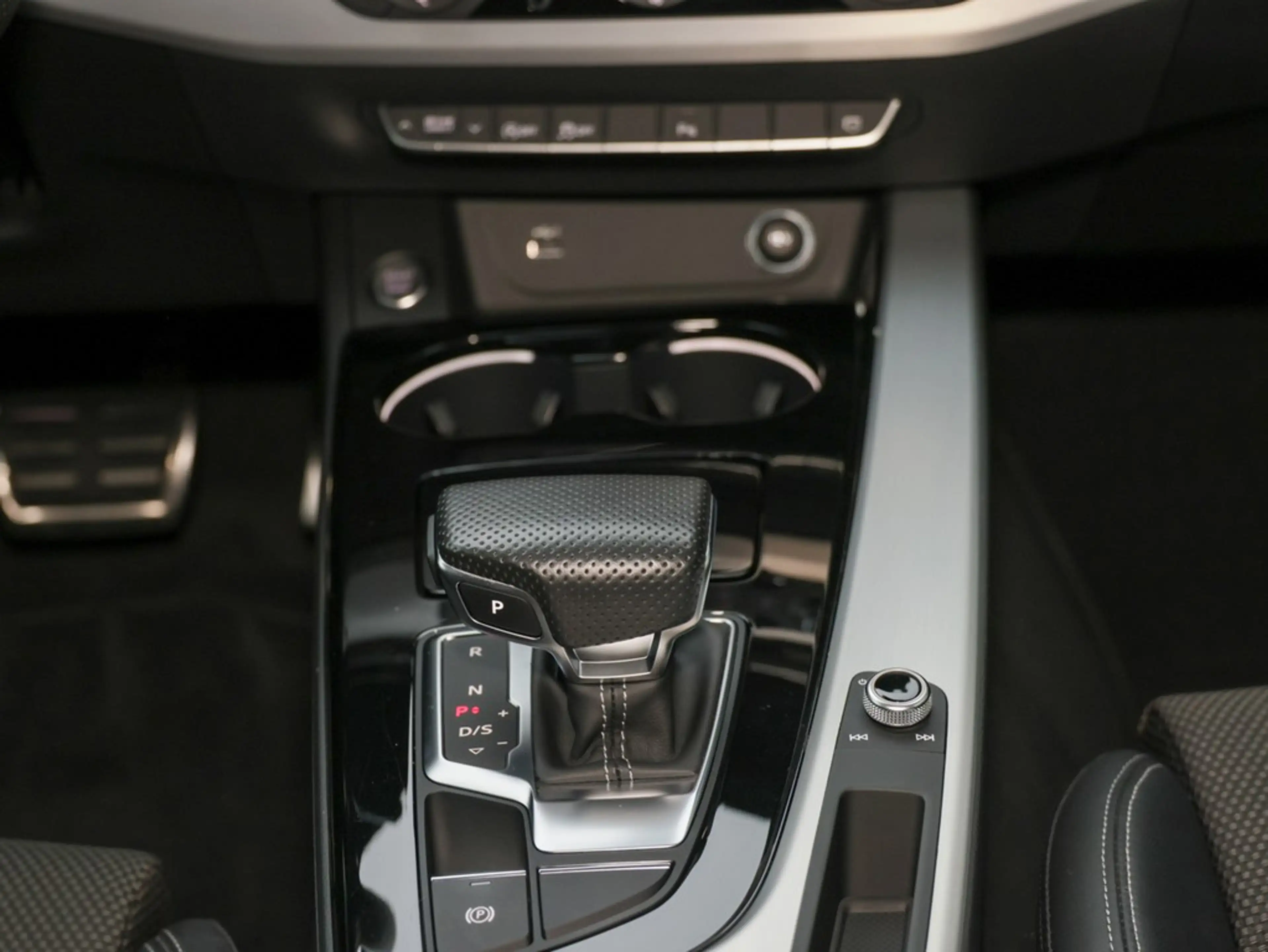 Audi A4 Avant 40 TDI S line — photo 17