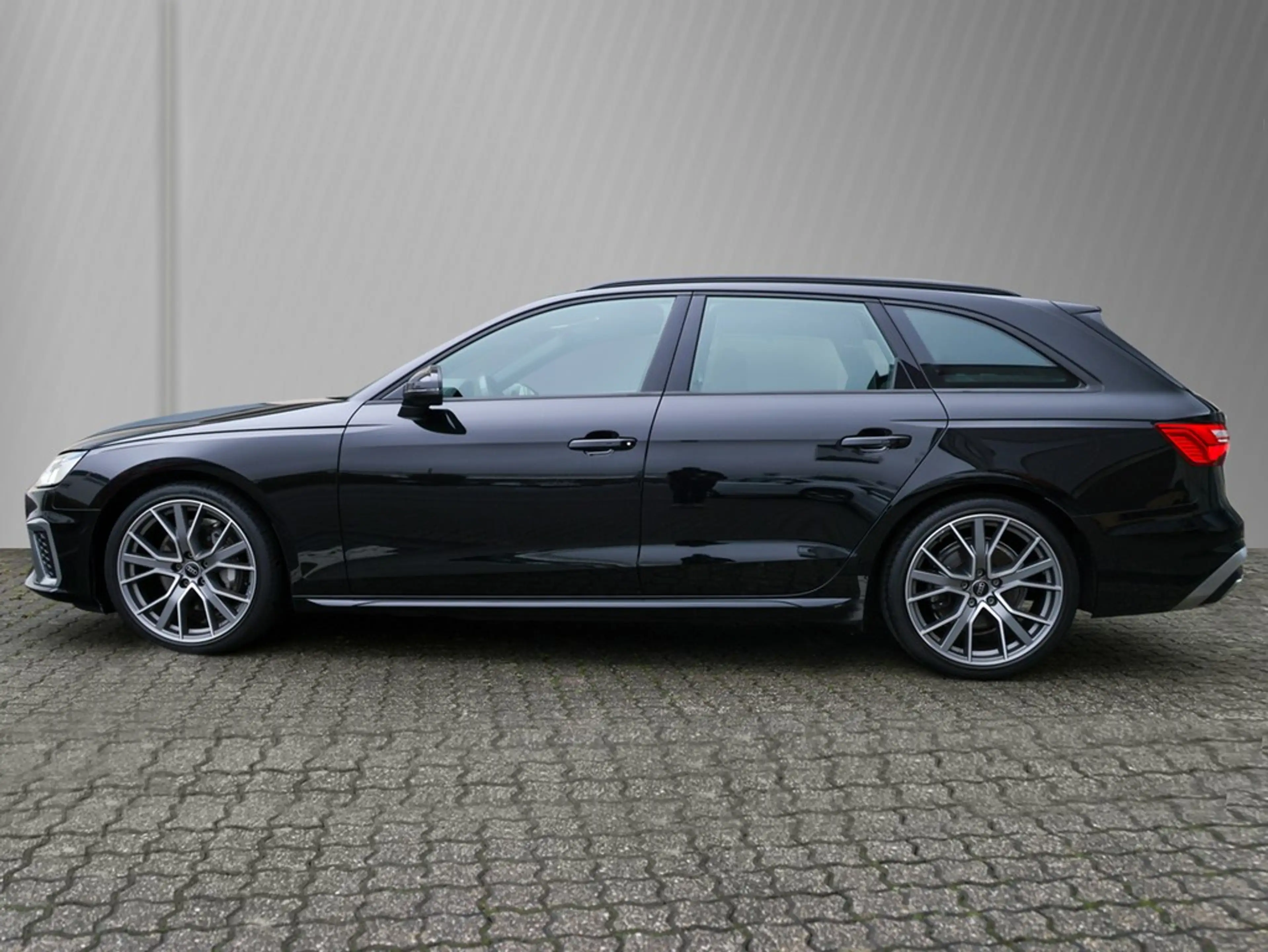 Audi A4 Avant 40 TDI S line — photo 3