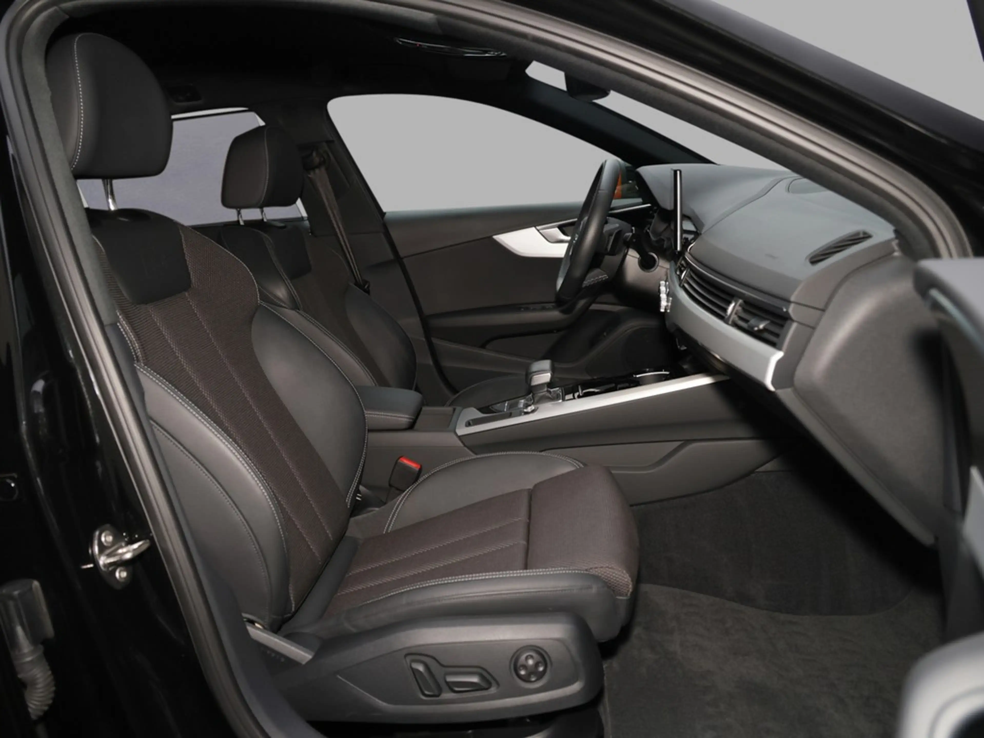 Audi A4 Avant 40 TDI S line — photo 13