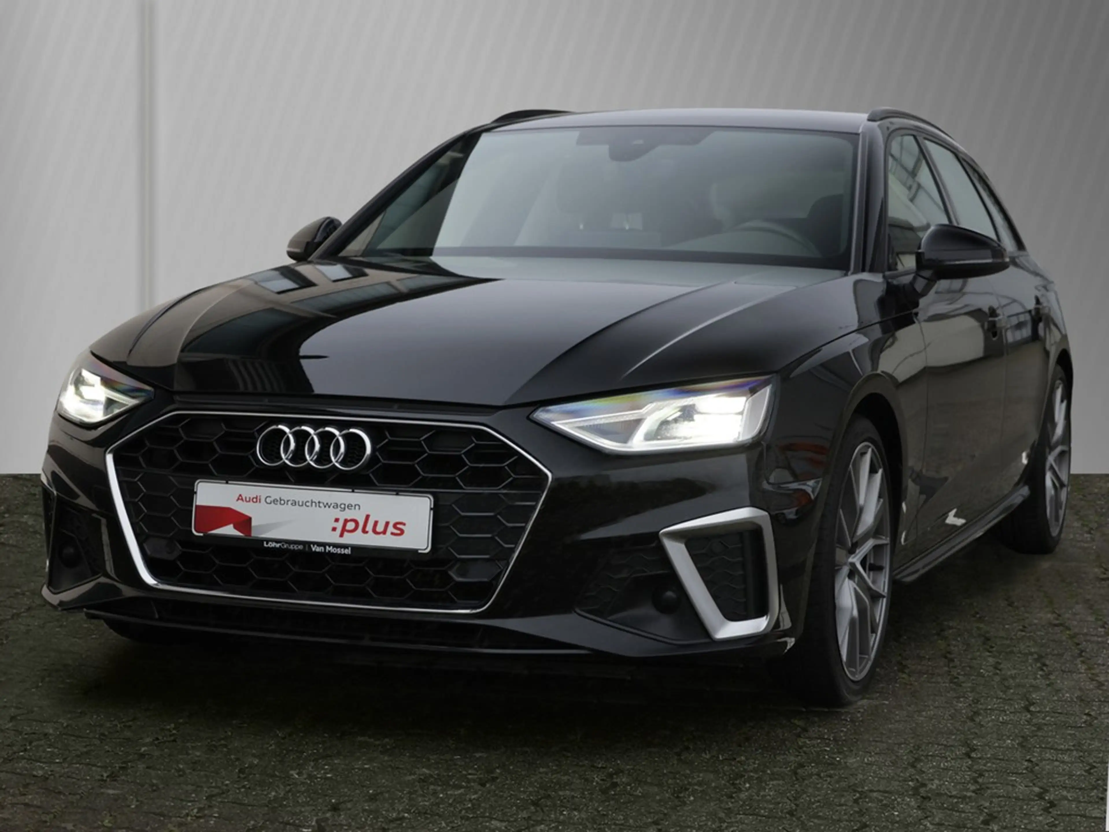Audi A4 Avant 40 TDI S line — photo 2