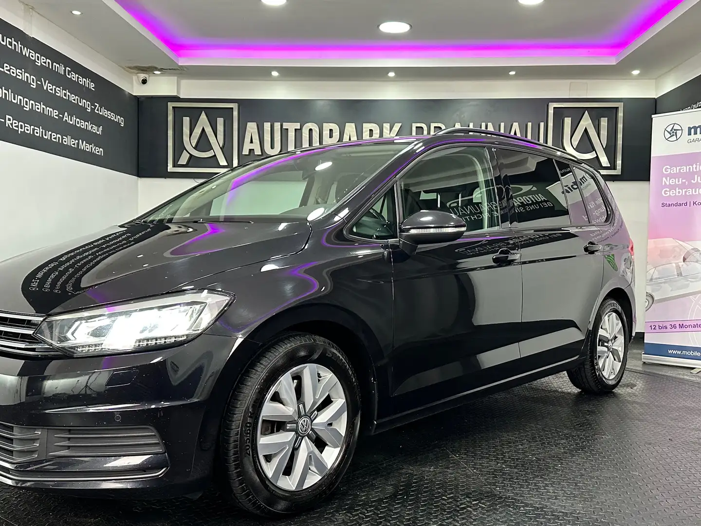 Volkswagen Touran Comfortline 1,6 SCR TDI *7.SITZER*MASSAGE*ACC* Zwart - 2