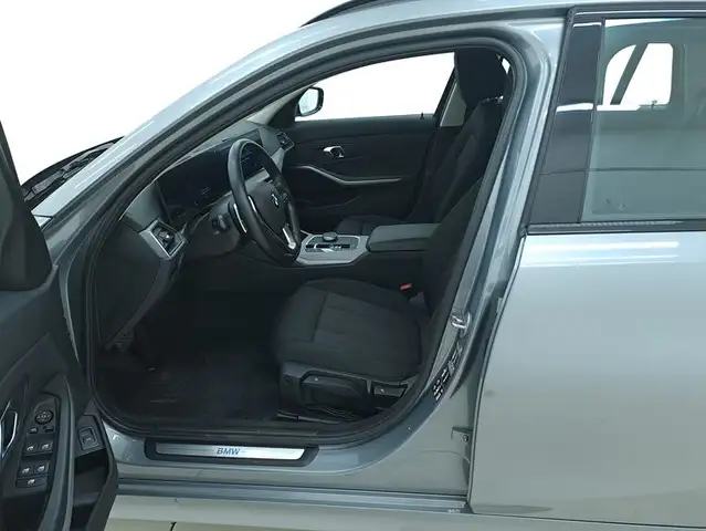 BMW 3 Series view 10
