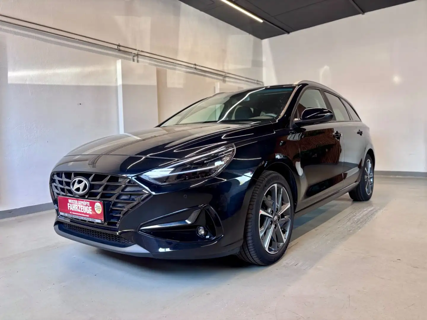 Hyundai i30 cw Edition 30+ 1.6 CRDI DCT Schwarz - 2