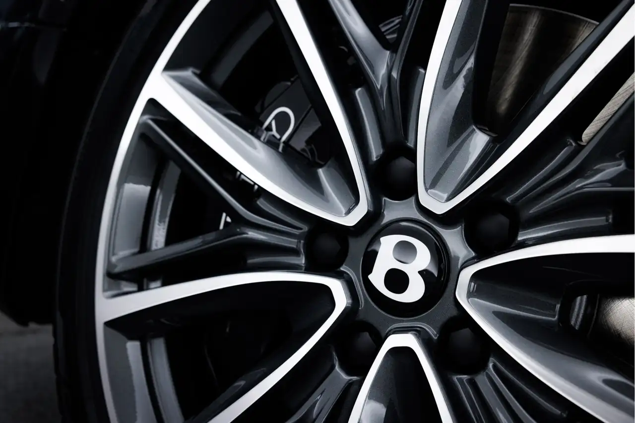 Bentley Flying Spur 2025 — фото 15