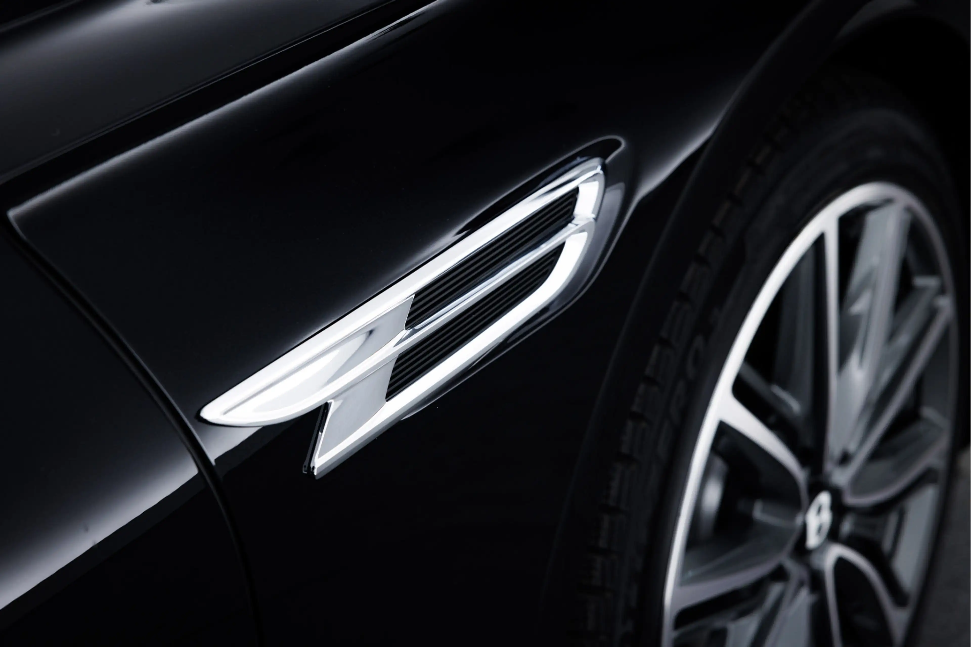 Bentley Flying Spur V8 Hybrid MY2026 — photo 13