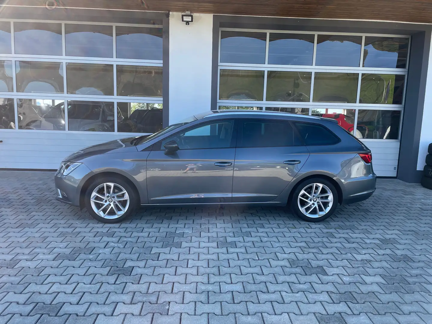 SEAT Leon 1,6 TDI DSG Style **Voll-LED**NAVI**Sitzheizung** Grau - 2