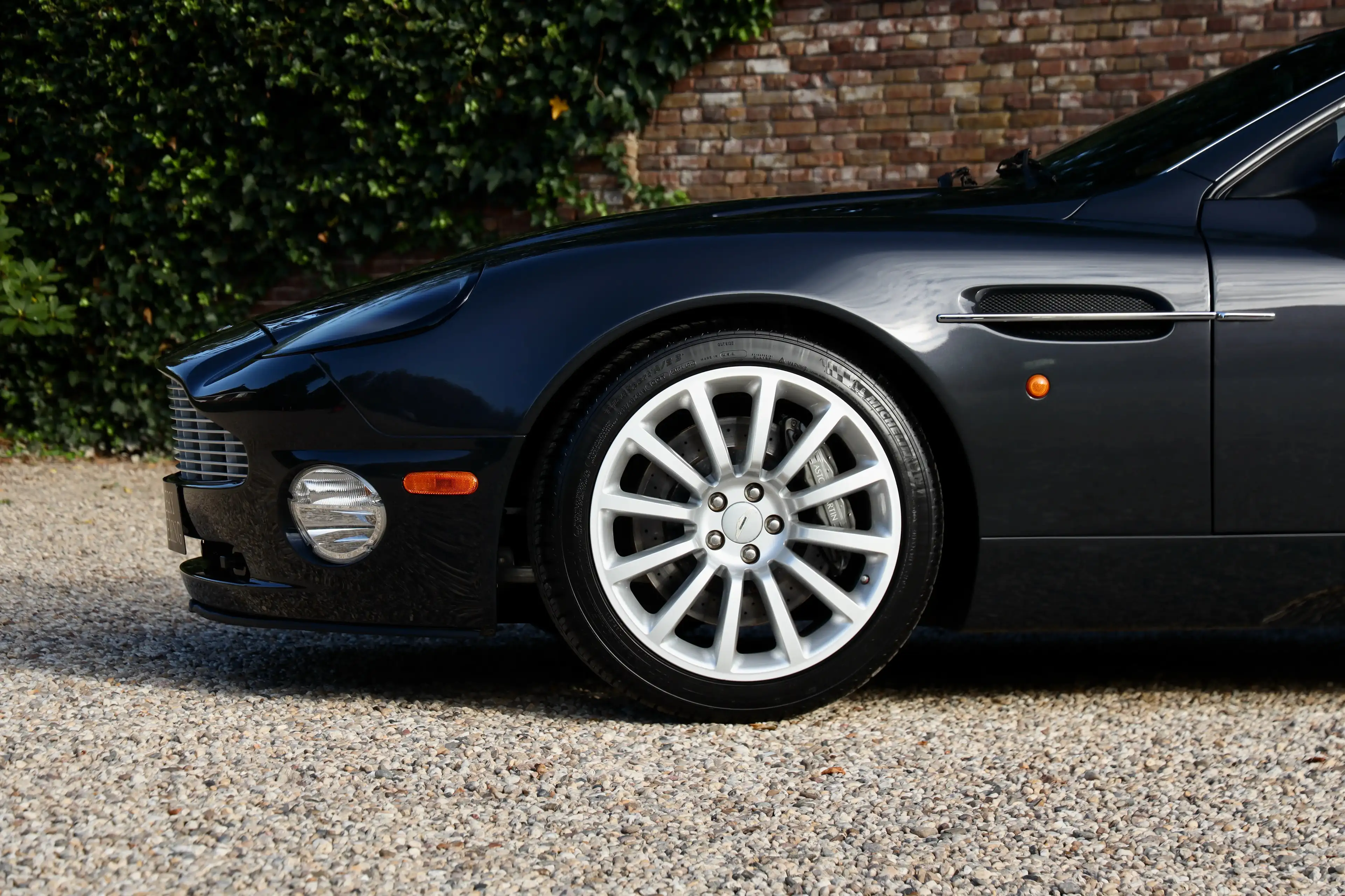 Aston Martin Vanquish 5.9 V12 PRICE REDUCTION "11.800 Miles" Presented i — photo 15
