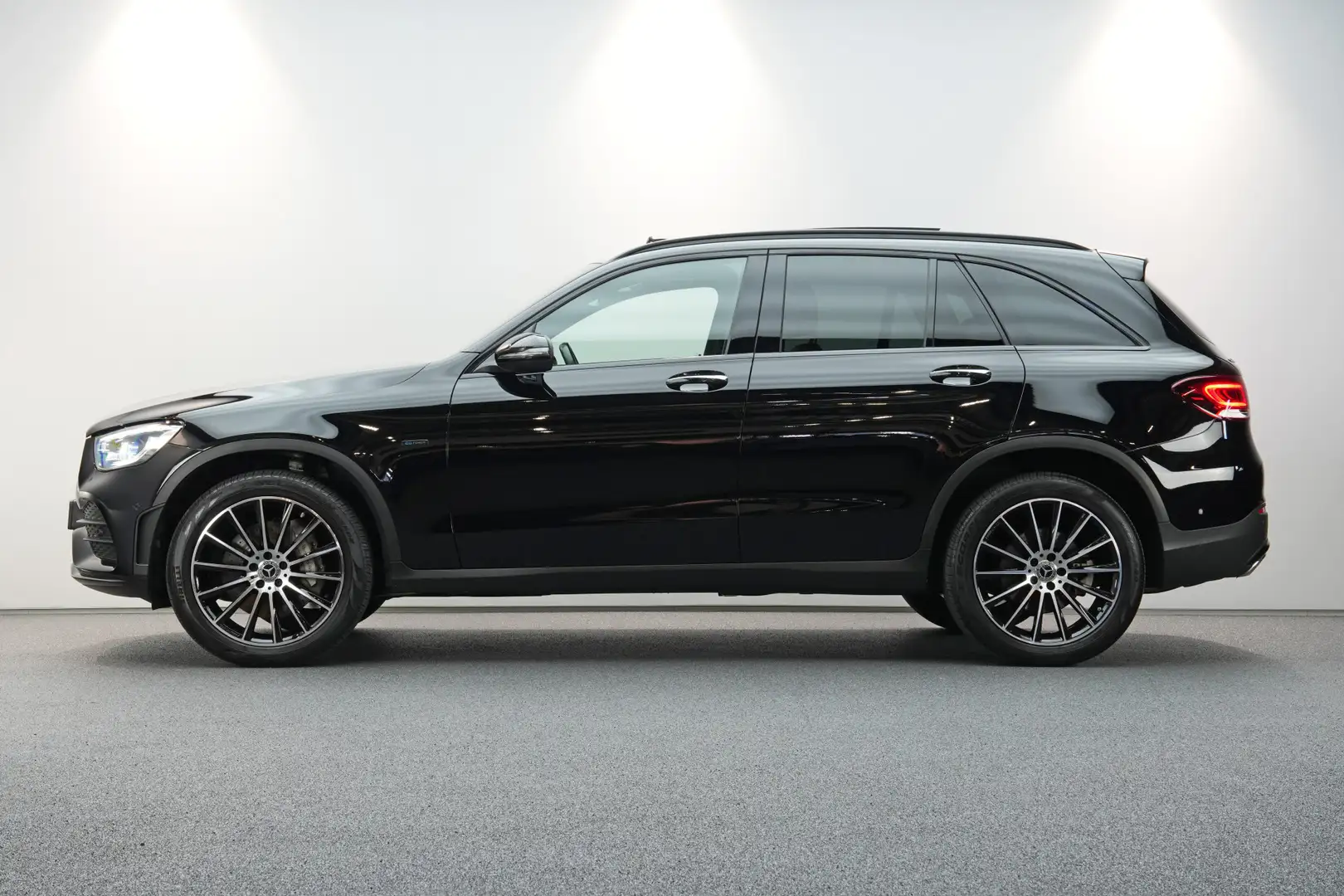 Mercedes-Benz GLC 300 300e 4MATIC AMG ✅ TREKHAAK ✅ DIG.DASH ✅ PANO ✅ BUR Zwart - 2
