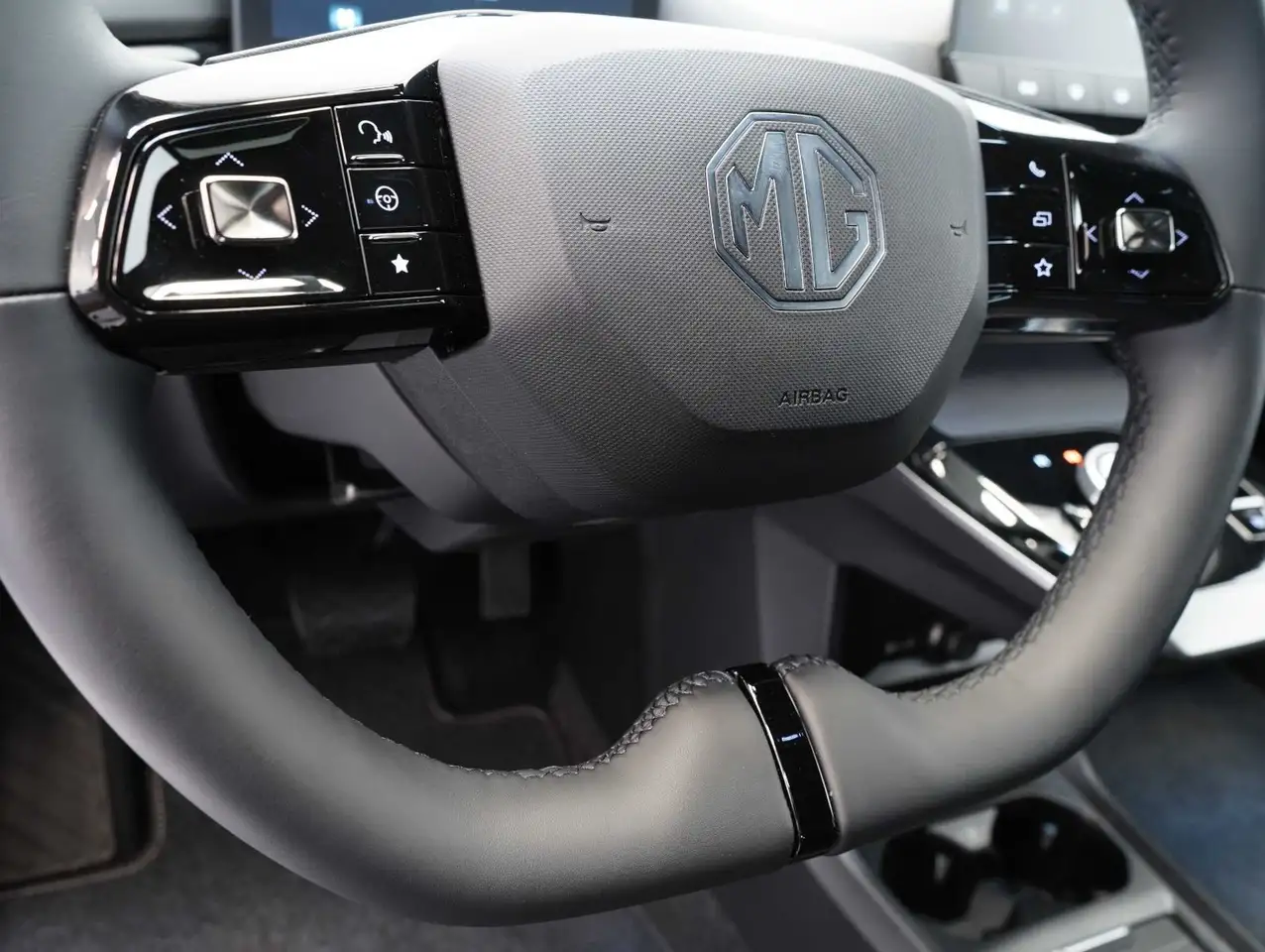 MG MG4 Luxury 150KW/64KWH/WÄRMEPUMPE/V2L, миниатюра 7