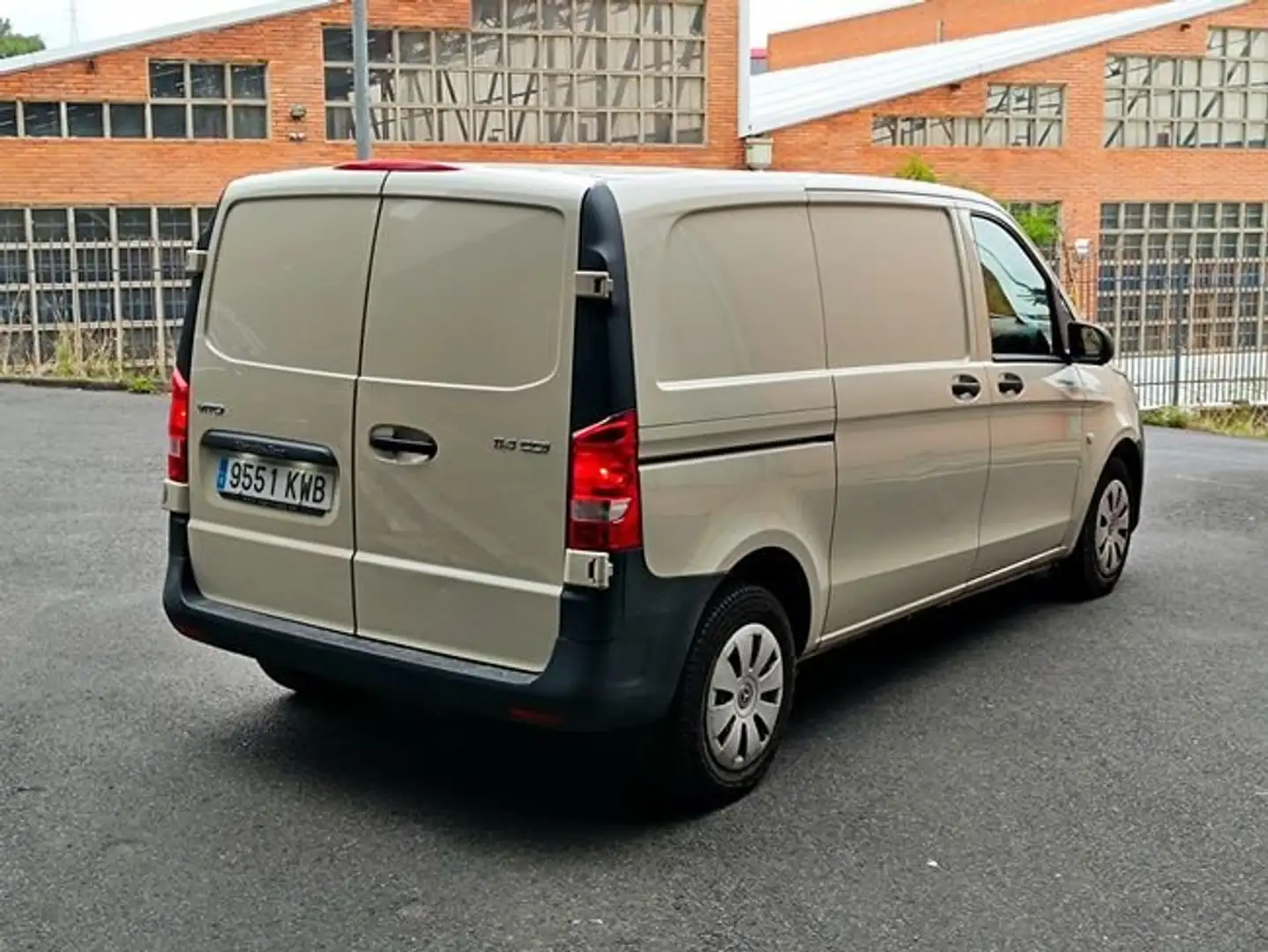 Mercedes-Benz Vito Mixto 114CDI Compacta Beige - 2