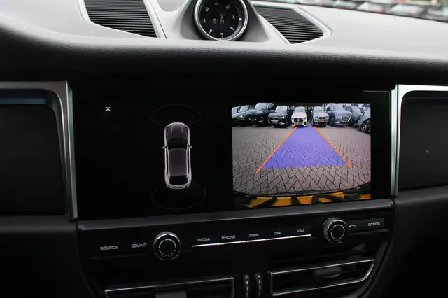 Porsche Macan view 22