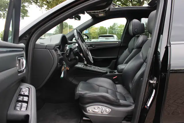 Porsche Macan view 10
