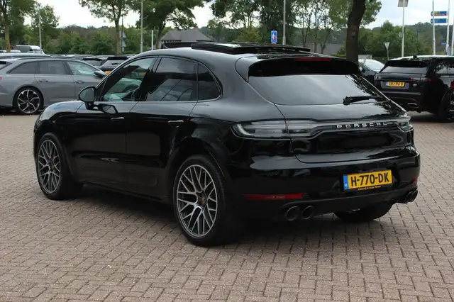 Porsche Macan view 3