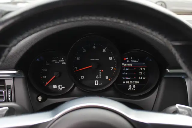 Porsche Macan view 18