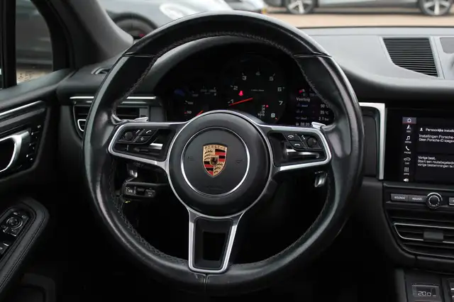 Porsche Macan view 17