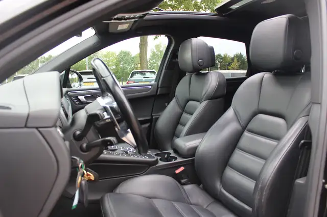 Porsche Macan view 4