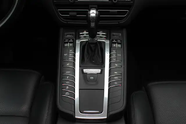 Porsche Macan view 25