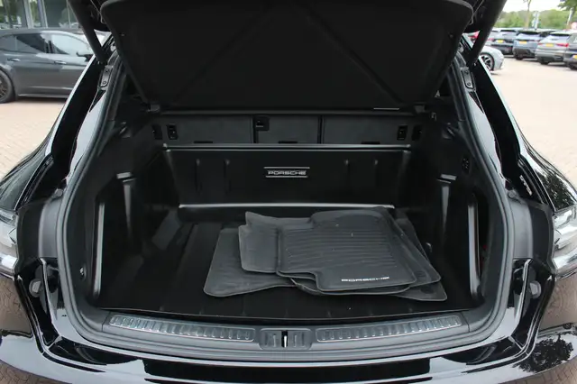 Porsche Macan view 16