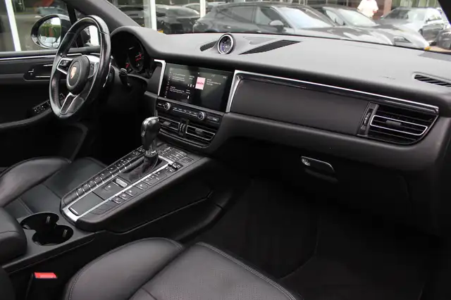 Porsche Macan view 13