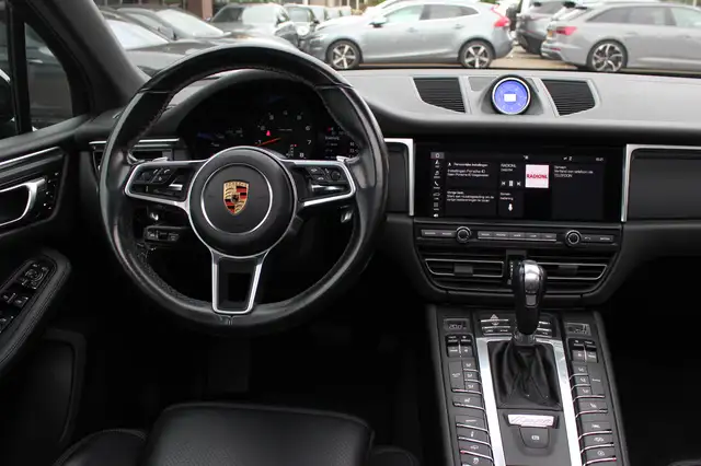 Porsche Macan view 9