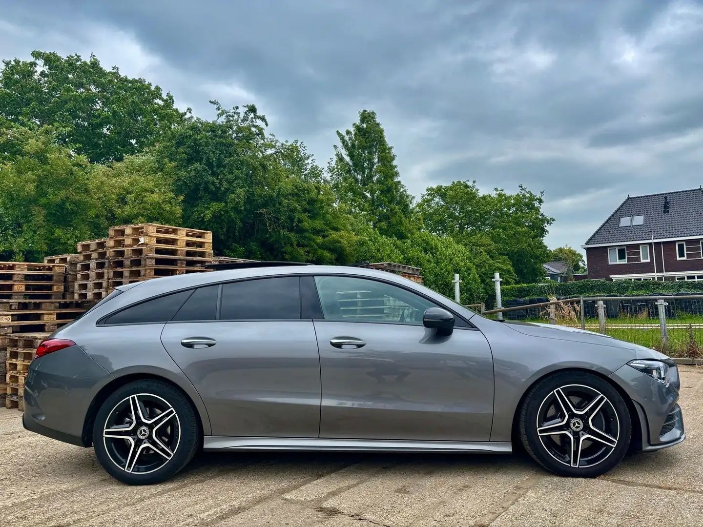 Mercedes-Benz CLA 200 Shooting Brake AMG Sport Aut. Zilver - 2