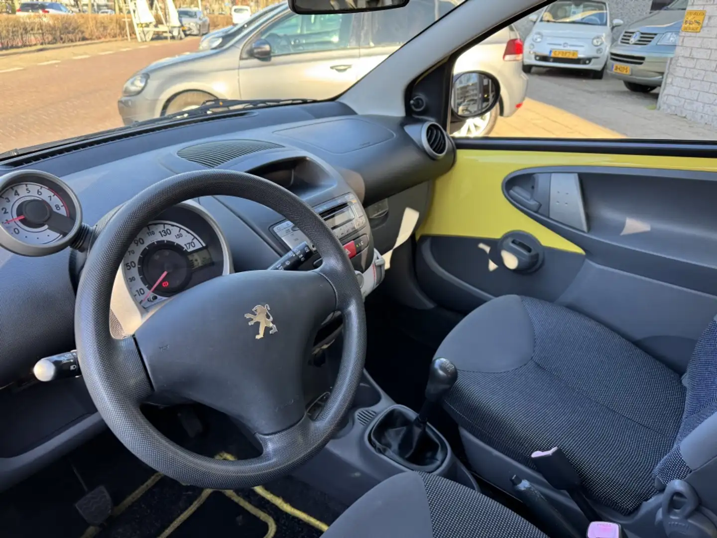 Peugeot 107 1.0-12V 3Drs Nieuwe apk Banden airco Geel - 2