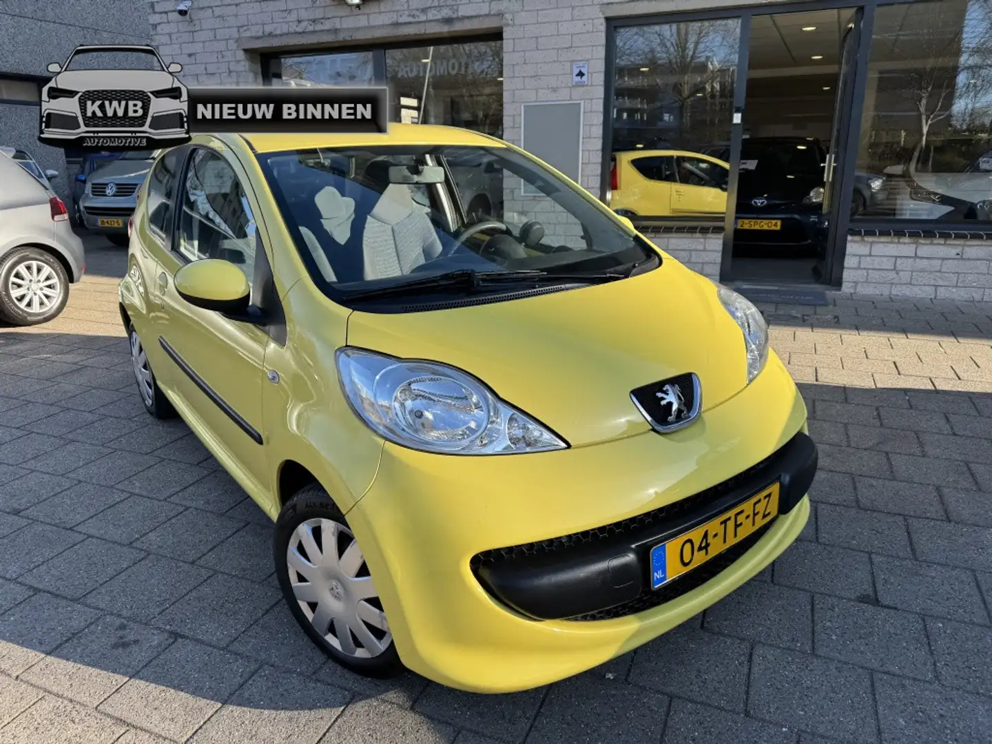 Peugeot 107 1.0-12V 3Drs Nieuwe apk Banden airco Geel - 1
