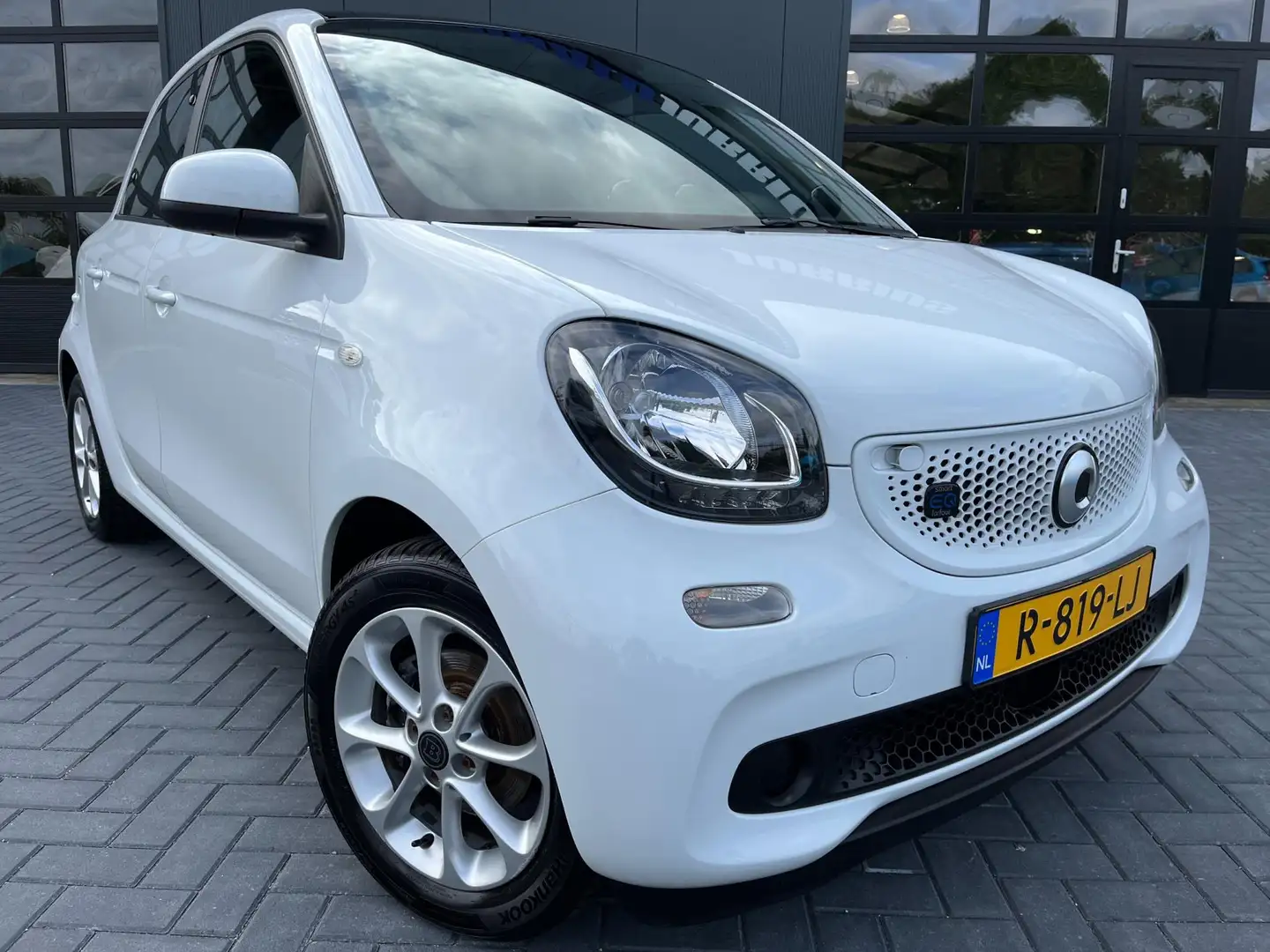 smart forFour EQ Comfort 18 kWh Panoramadak/Climatronic/Cruise-c Wit - 2
