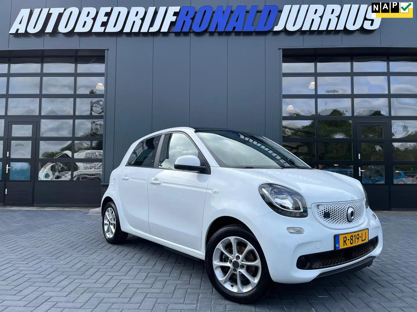 smart forFour EQ Comfort 18 kWh Panoramadak/Climatronic/Cruise-c Wit - 1