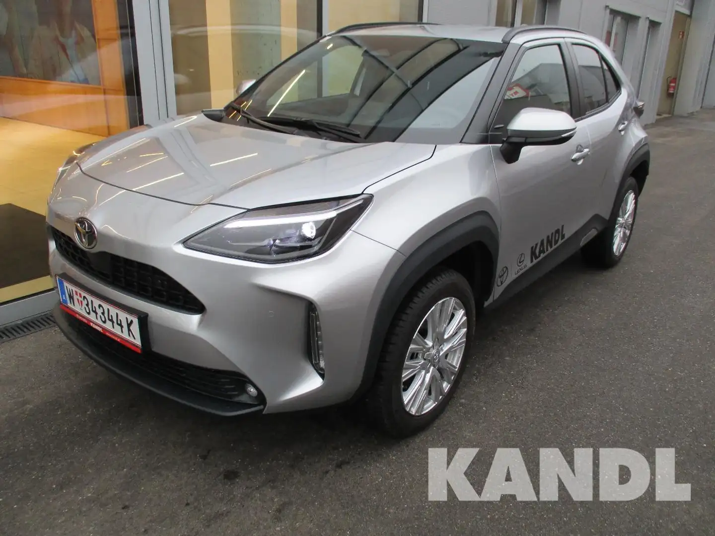 Toyota Yaris Cross 1.5 VVT-i Hybrid Active Drive Aut. Silber - 1