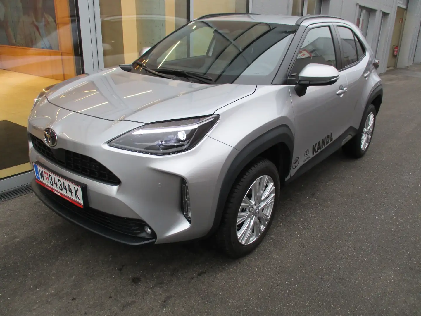 Toyota Yaris Cross 1.5 VVT-i Hybrid Active Drive Aut. Silber - 2