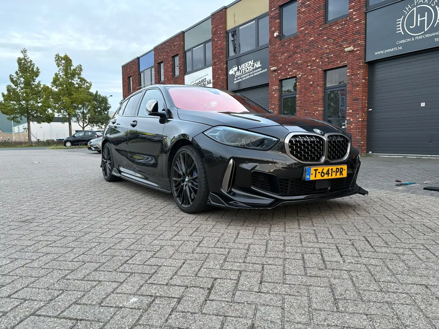 BMW 135 BMW 1-serie M135i xDrive | PANO | Milltek | 19” Zwart - 2