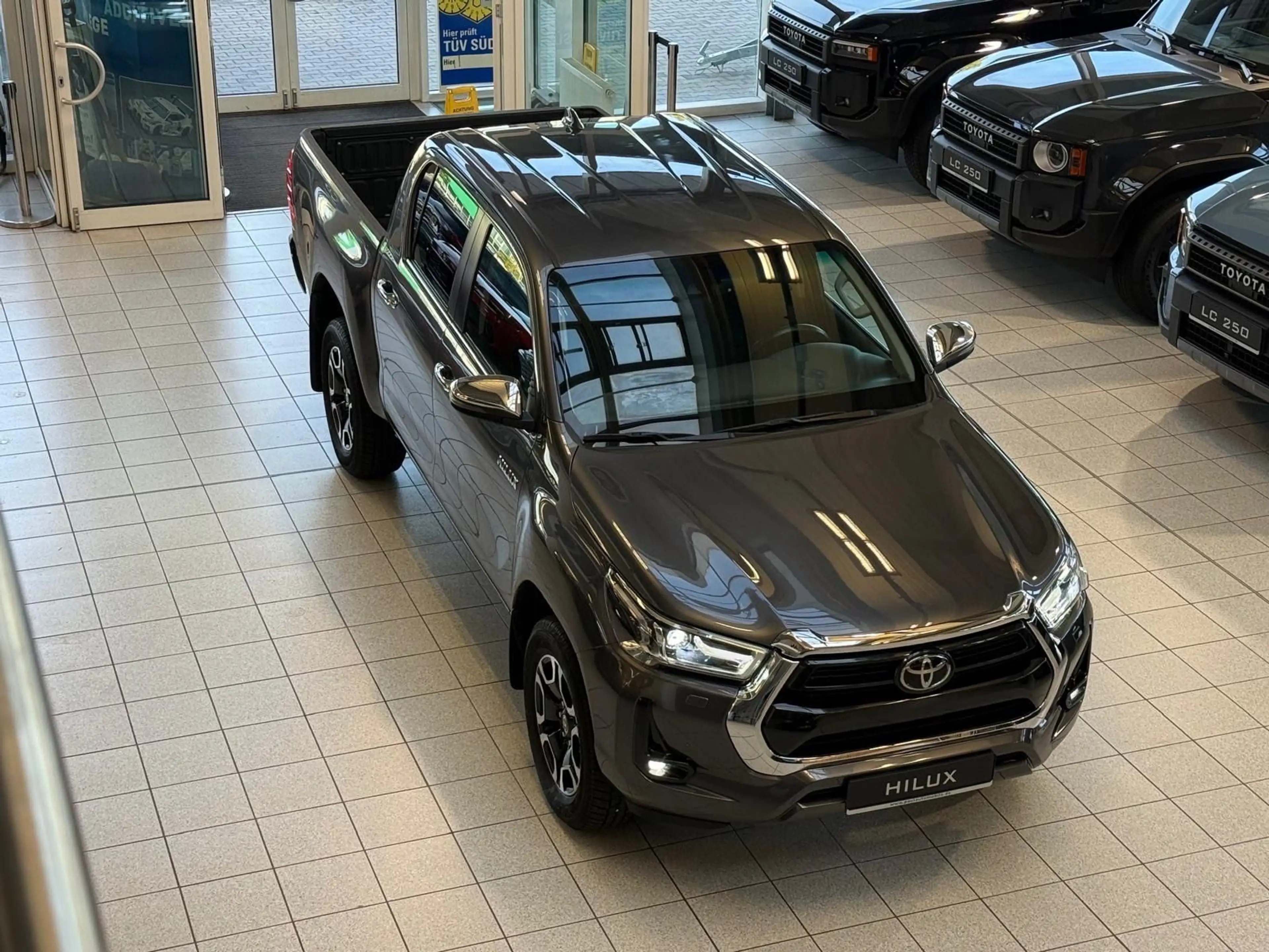 Toyota Hilux DOUBLE CAB EXECUTIVE-AUT-KAMERA-LED-RADAR-36.895