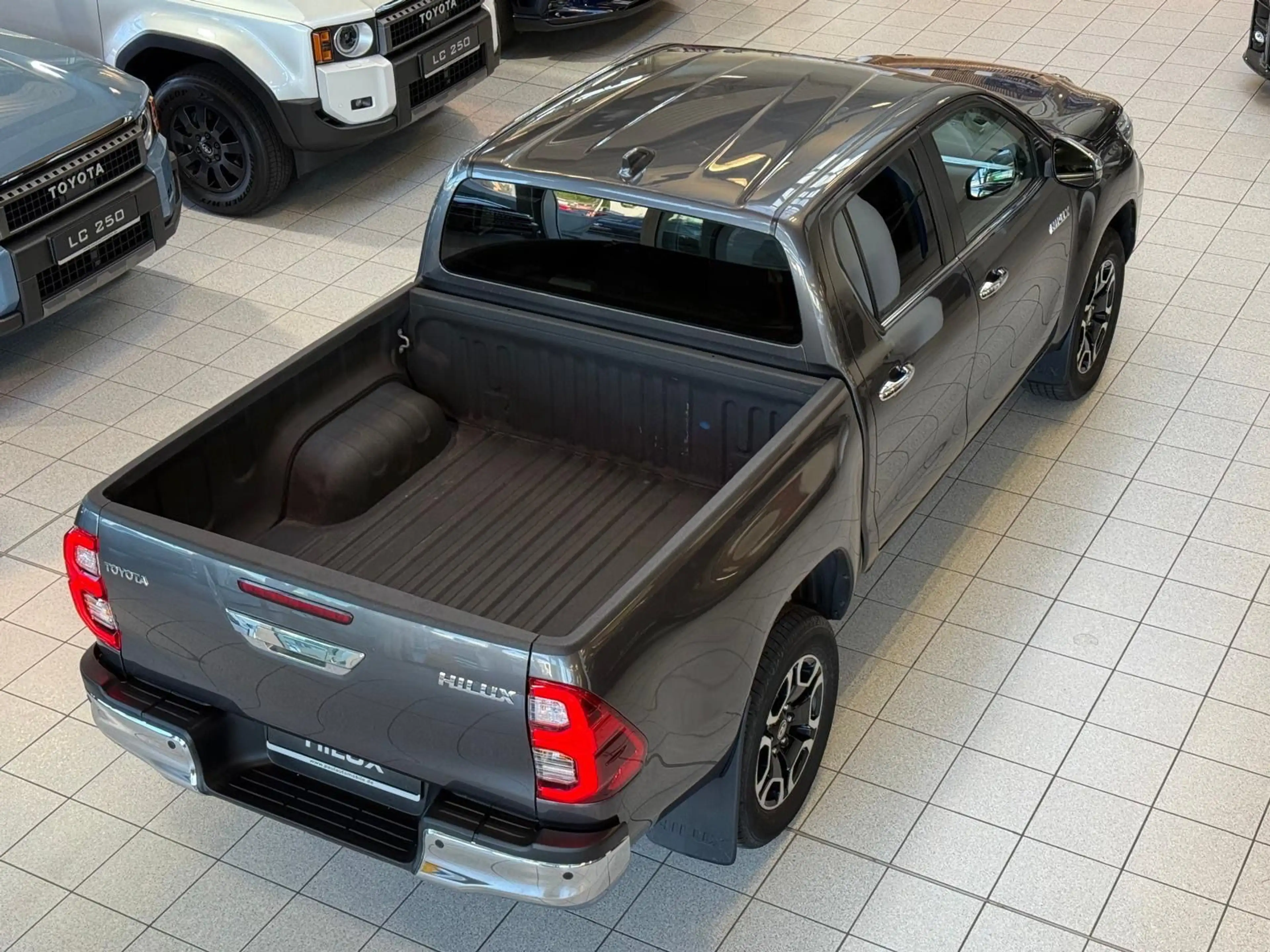 Toyota Hilux DOUBLE CAB EXECUTIVE-AUT-KAMERA-LED-RADAR-36.895 — photo 14
