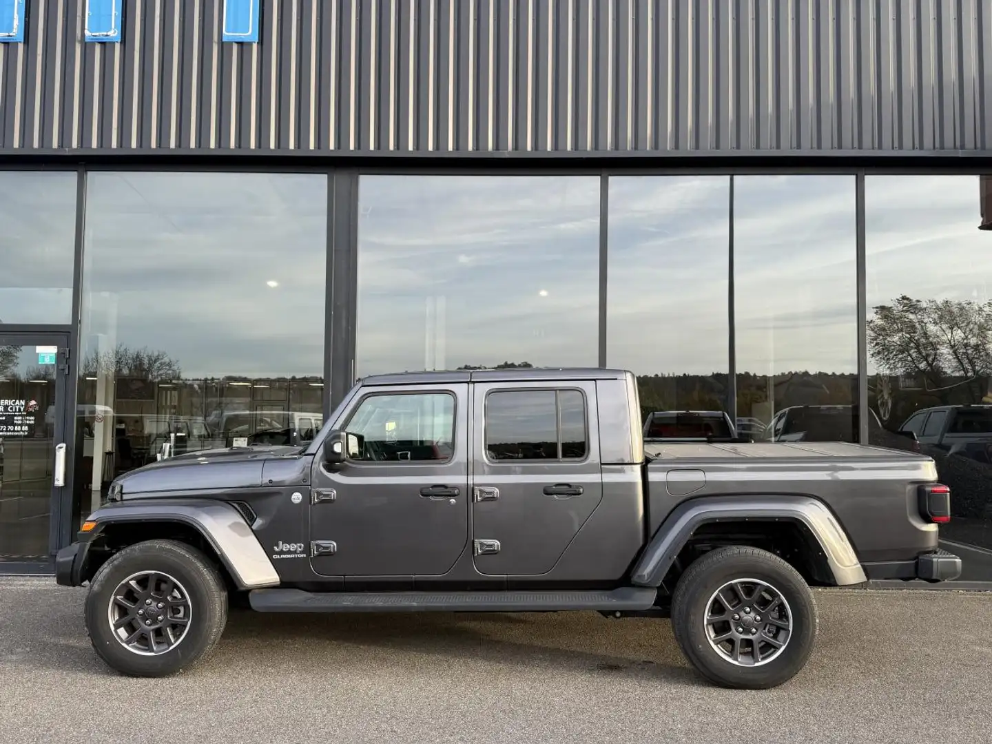 Jeep Gladiator 3.0 V6 MultiJet - 264 - BVA  Overland Grau - 2
