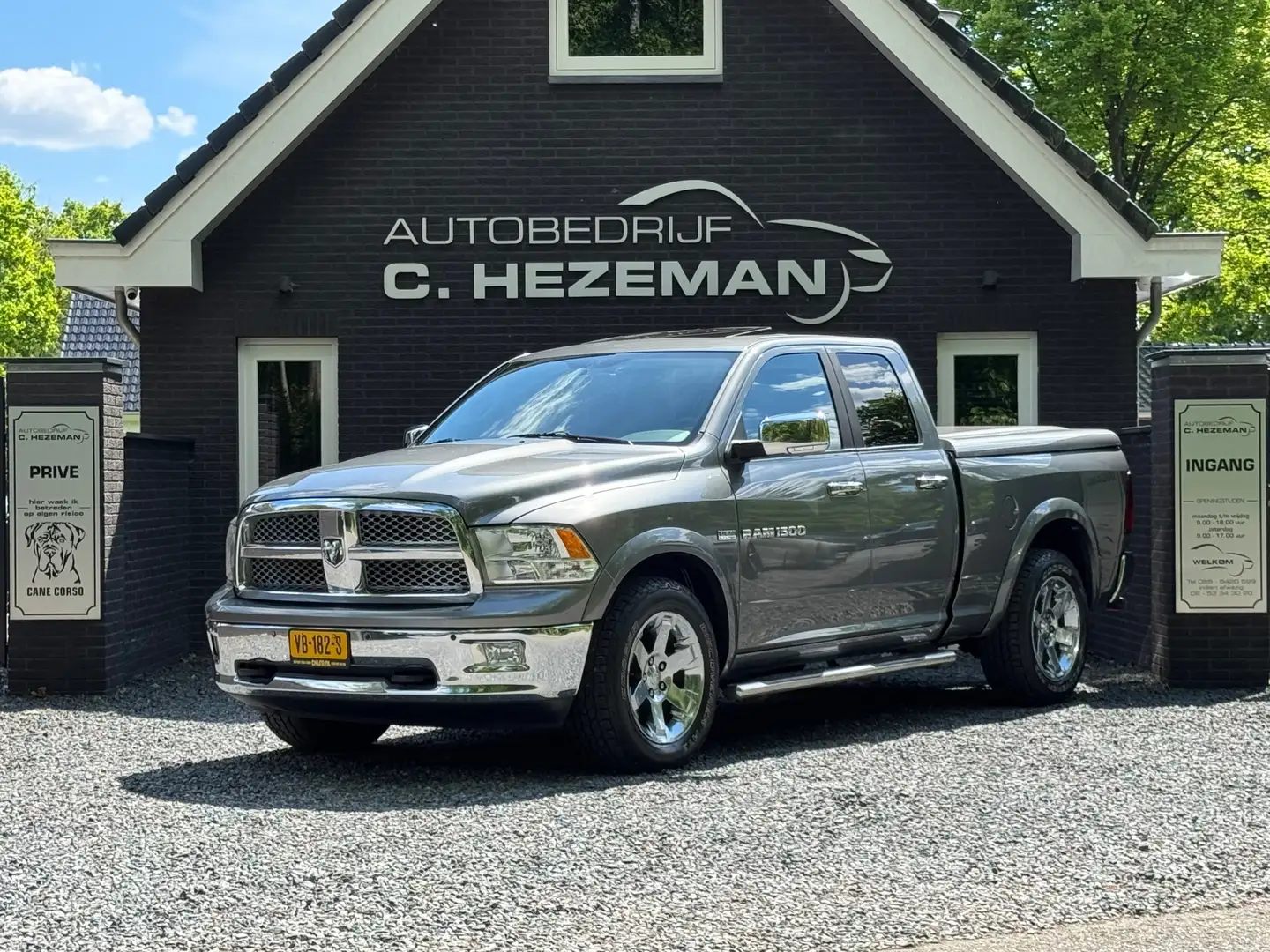 Dodge RAM 1500 5.7 V8 4x4 Quad Cab 6'4 Laramie PANODAK CAMER Grijs - 2