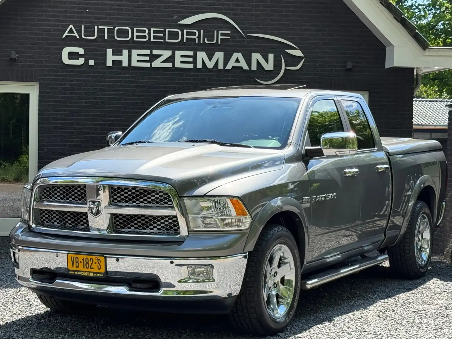 Dodge RAM 1500 5.7 V8 4x4 Quad Cab 6'4 Laramie PANODAK CAMER Grijs - 1