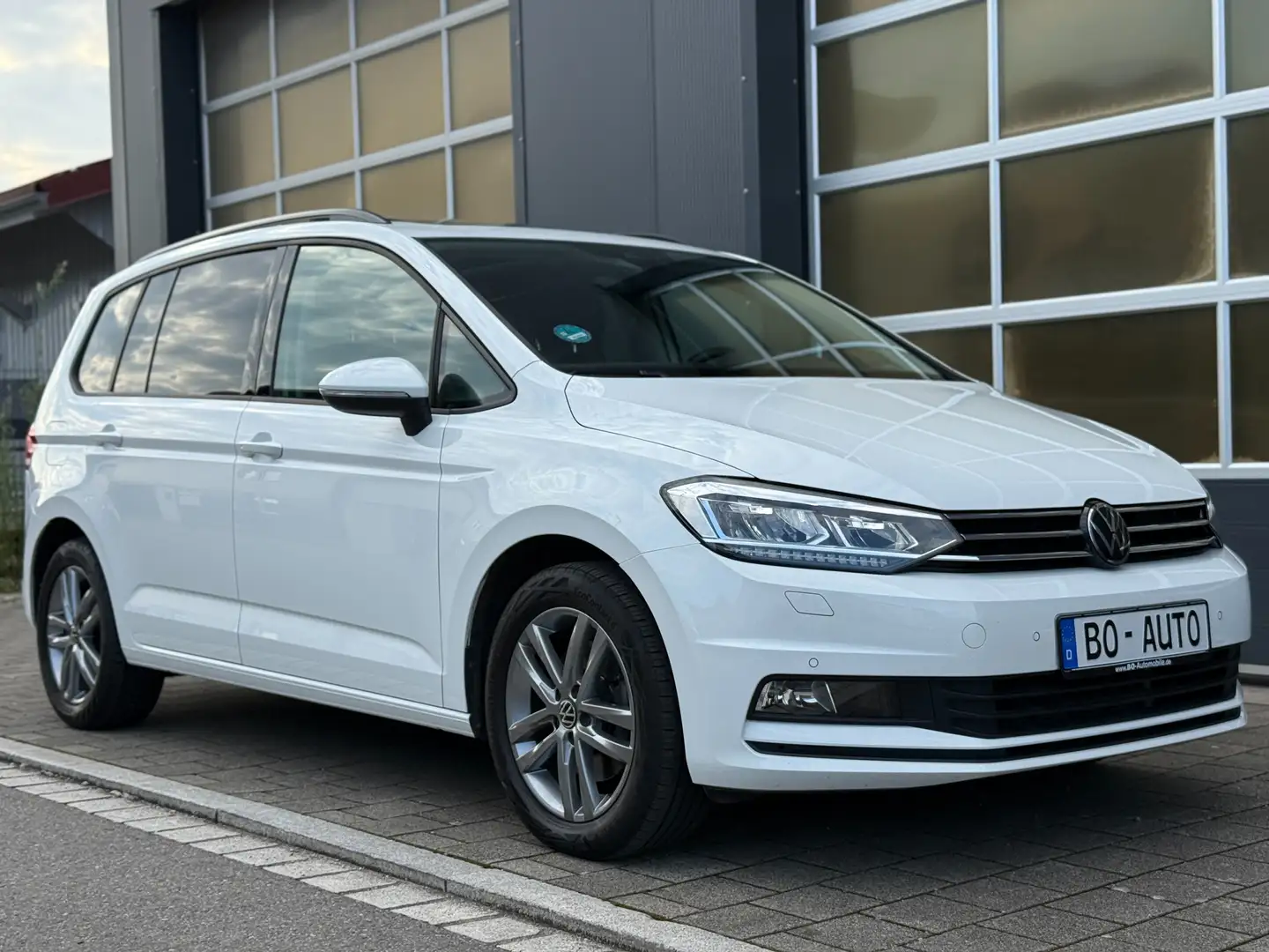 Volkswagen Touran TSI PANO 7-Sitzer StdHzg. ACC DYNAUDIO Keyless WR Weiß - 1