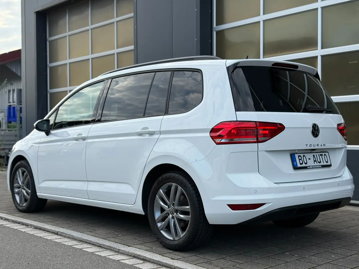 Volkswagen Touran TSI PANO 7-Sitzer StdHzg. ACC DYNAUDIO Keyless WR Weiß - 2
