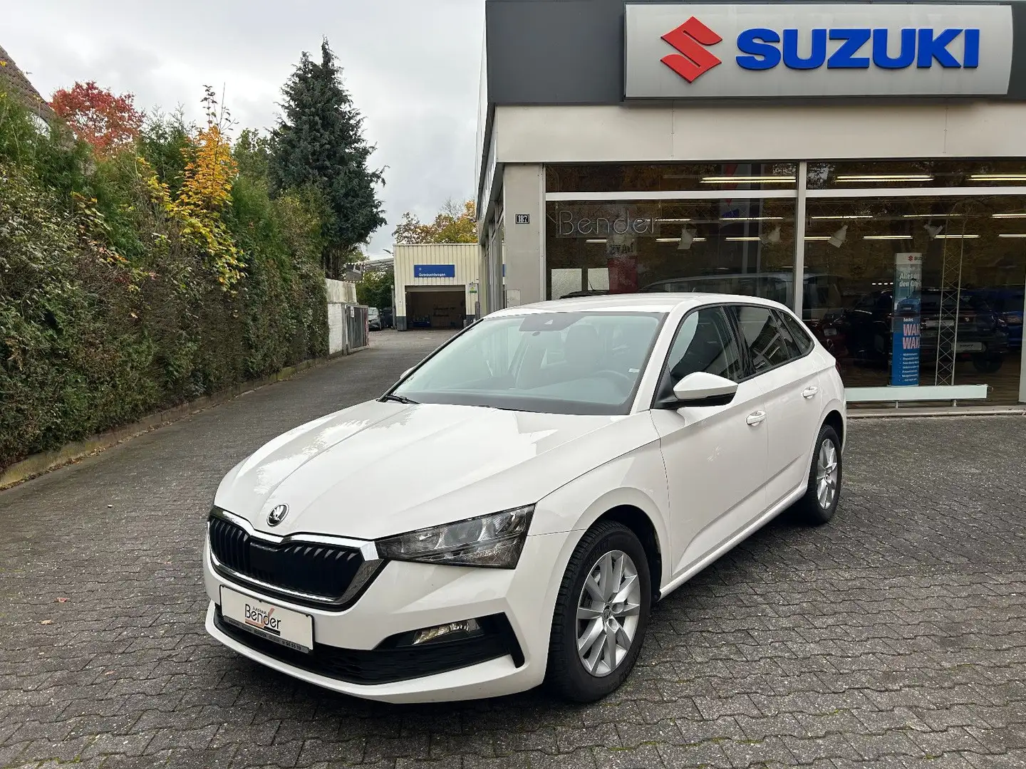 Skoda Scala Ambition AUTOMATIK LED NAVI KLIMA PDC SHZ Weiß - 1
