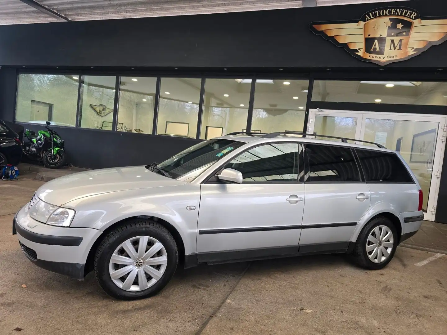 Volkswagen Passat Variant 1.9 TDI Highline SSD/Multi/AHK Silber - 2
