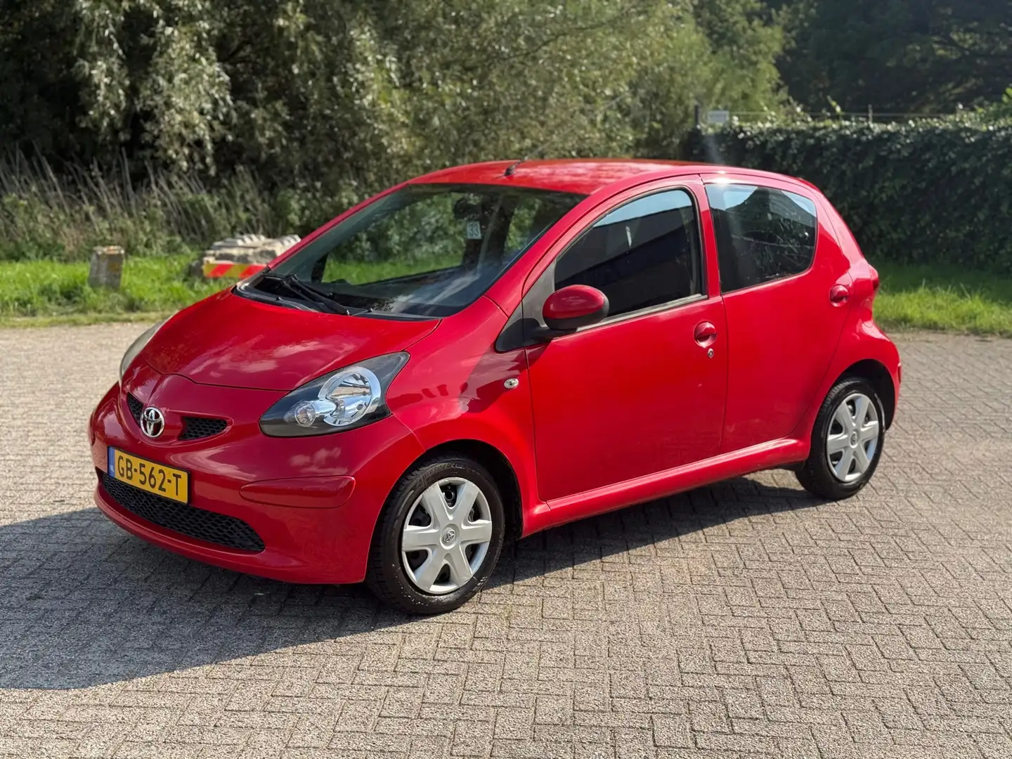 Toyota Aygo 1.0-12V Access AIRCO I 5DRS I CENTRAAL VERG I WEIN Rot - 1