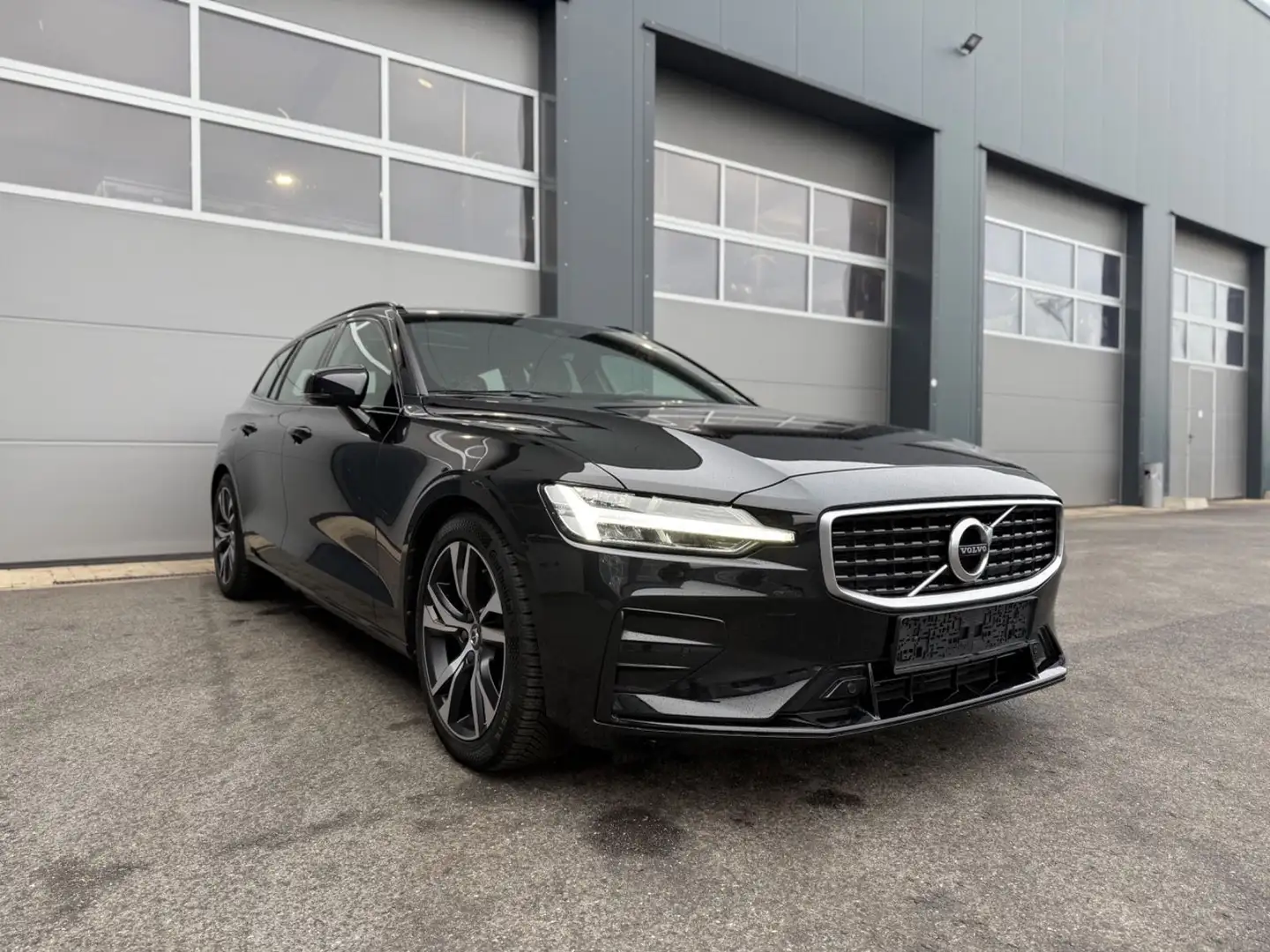 Volvo V60 2.0T4 R Design,LED,Pano,Keyless,Lenkradheiz Schwarz - 1