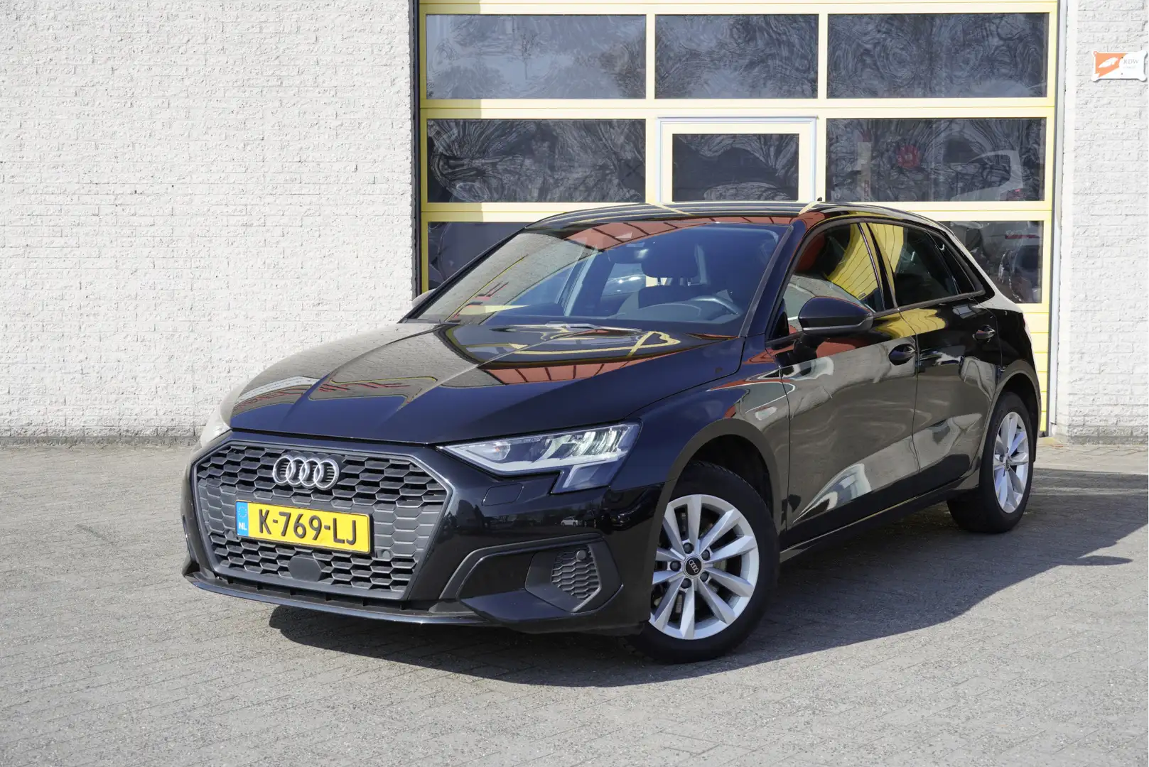 Audi A3 Sportback 30 TFSI Automaat! Pro Line BJ2021 Lmv 16 Zwart - 1