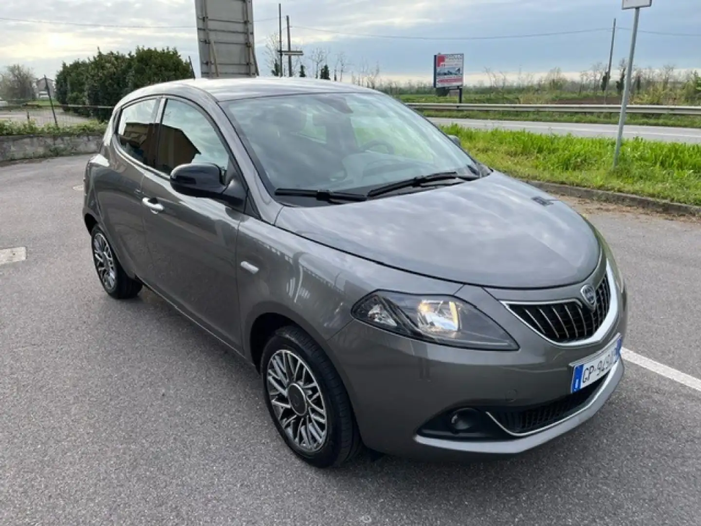 Lancia Ypsilon 1.0 FireFly 5 porte S&S Hybrid Gold Plus Grigio - 2