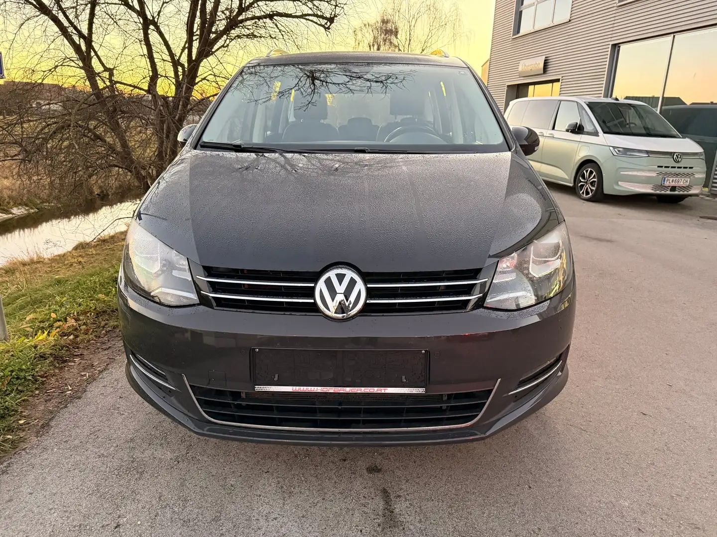 Volkswagen Sharan Business+ TDI SCR DSG 5-Sitzer Grau - 2